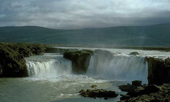 Vackert vattenfall på Island