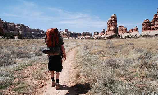 Person som är på vandring med backpackerryggsäck