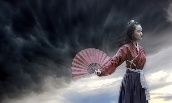 Geisha som står med solfjäder och dansar. Det är mörkgrå moln bakom