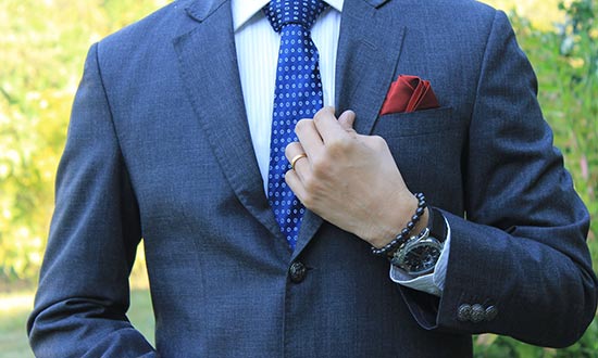 Överkroppen på en man i blå kavaj