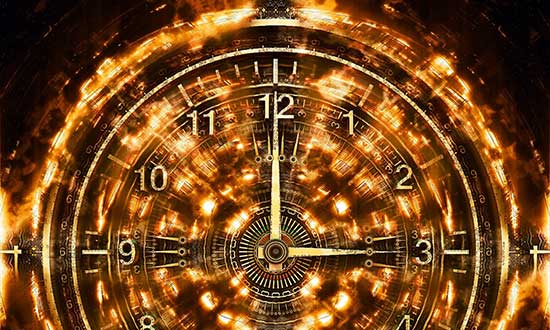 En klocka med gyllene ljus