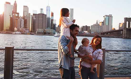 Utlandsstationerad man tillsammans med sin familj. De är i en storstad