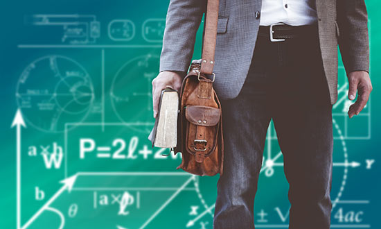 Manlig utlandsstudent som bär en axelväska med dator