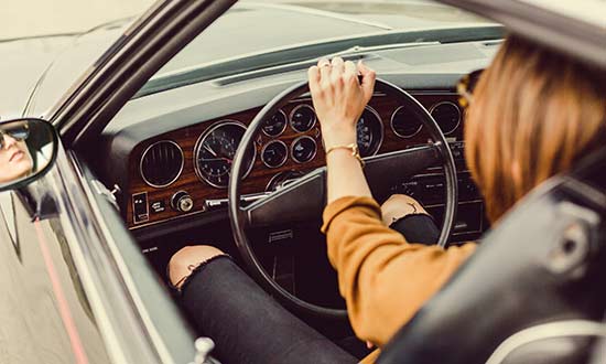 Kvinna i bil