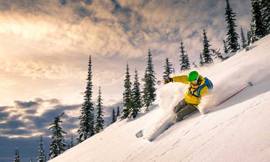 Man som utför extremskidåkning