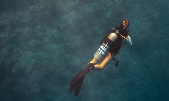 Kvinna som djupdyker