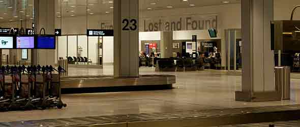 Vi över bagageband på en flygplats som är tom