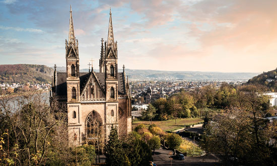 Vy över en tysk stad. I förgrunden syns en vacker kyrka.