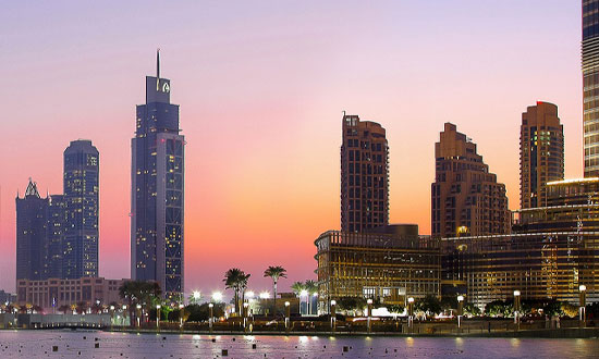 Vy över Dubais skyskrapor i solnedgång