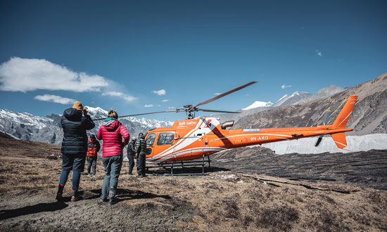 Jënni Jalonen leds mot en ambulanshelikopter