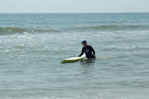 Patrik Enlund sitter på en surfbräda i Vietnam 
