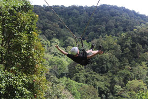 Patrik Enlund åker zipline i djungeln i norra Thailand
